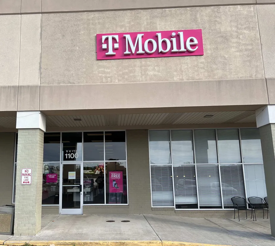 Exterior photo of T-Mobile Store at Lynchburg Salem Tpke & Hull St, Bedford, VA