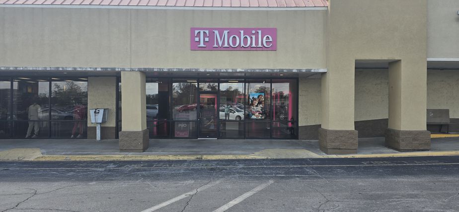 Exterior photo of T-Mobile Store at Oak Station, Marianna, FL
