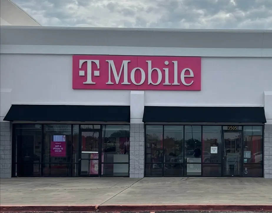 Foto del exterior de la tienda T-Mobile en Derek Dr & Gerstner Meml Blvd, Lake Charles, LA
