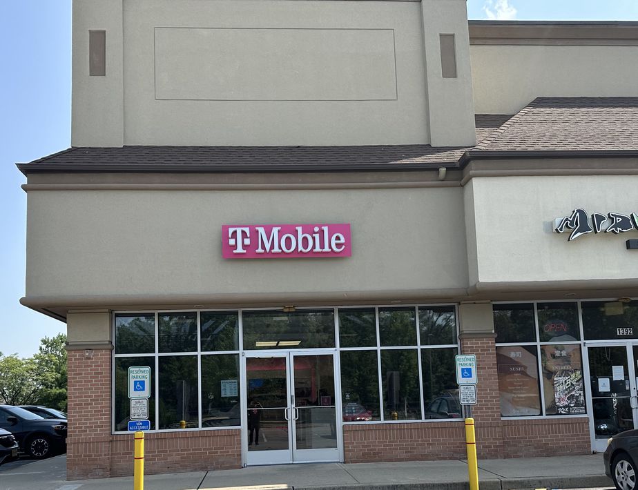 Exterior photo of T-Mobile Store at Centennial Ave & Stelton Rd, Piscataway, NJ