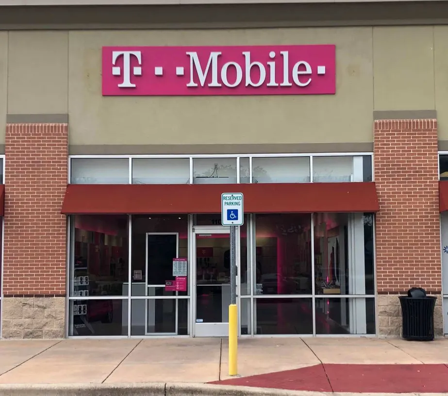 Exterior photo of T-Mobile store at La Frontera, Round Rock, TX