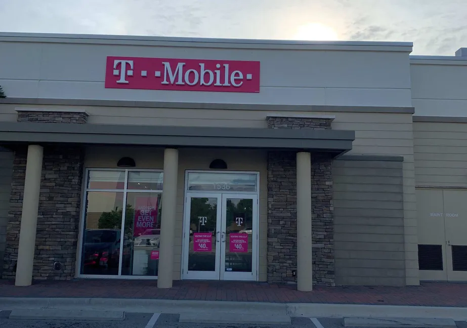 Exterior photo of T-Mobile store at N Federal Hwy & Ne 15th Street, Ft Lauderdale, FL