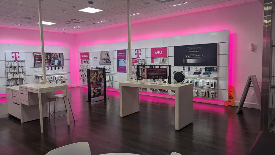 Foto del interior de la tienda T-Mobile en Mall at Prince George's, Hyattsville, MD