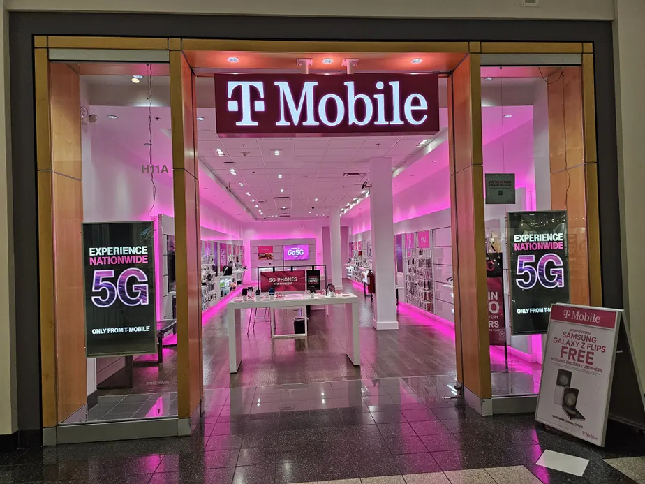 Exterior photo of T-Mobile Store at Lincolnwood Town Center, Lincolnwood, IL