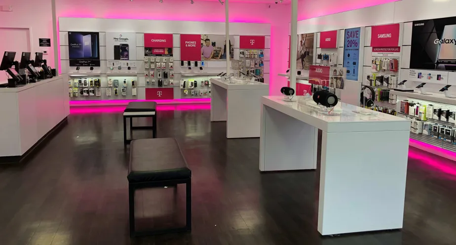 Foto del interior de la tienda T-Mobile en E Main St & Martin Luther King Dr, New Britain, CT