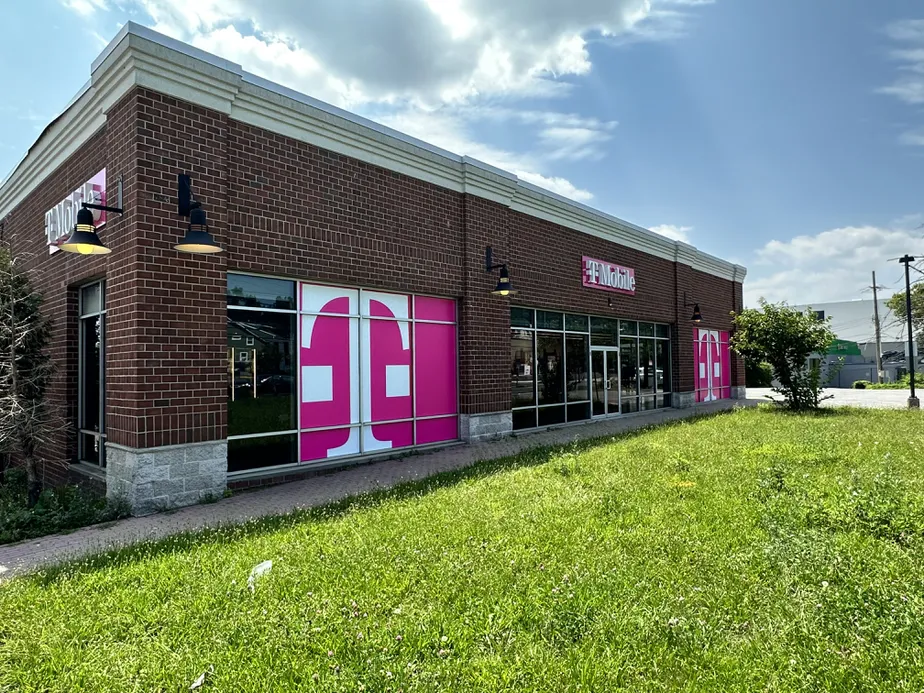 Exterior photo of T-Mobile Store at Sandford & Columbus, Mount Vernon, NY