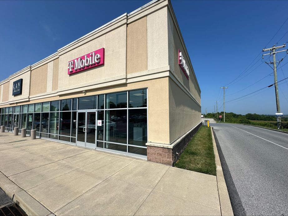 Exterior photo of T-Mobile Store at Oxford Commons, Oxford, PA