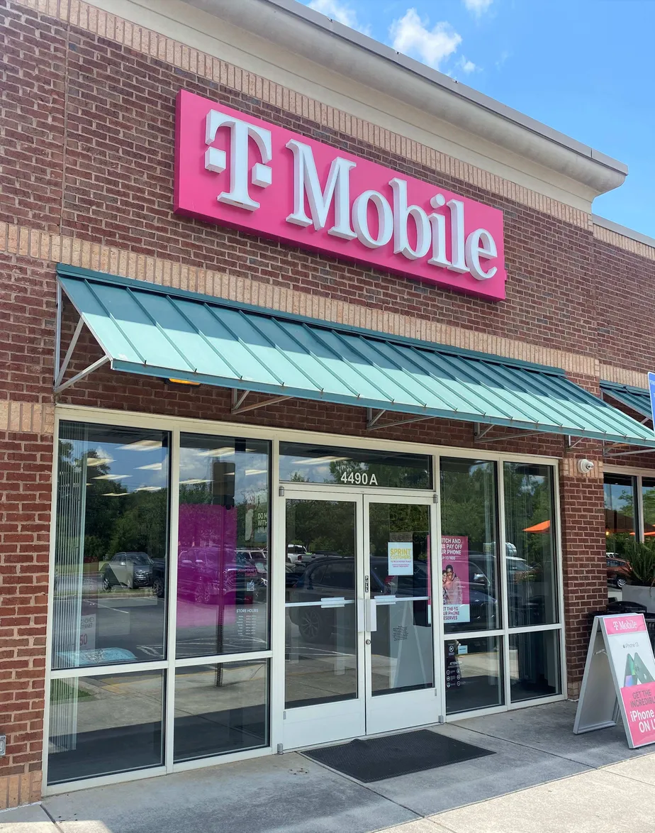 Foto del exterior de la tienda T-Mobile en Highland Station Plaza, Smyrna, GA
