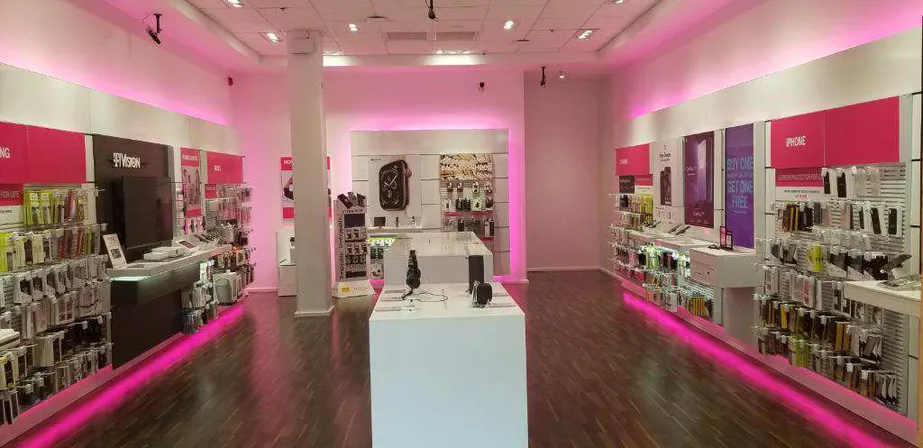 Foto del interior de la tienda T-Mobile en Deptford Mall, Deptford, NJ