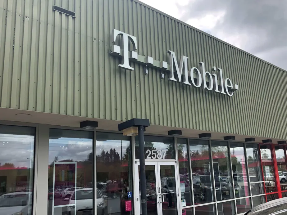 Foto del exterior de la tienda T-Mobile en Burnside & Powell Valley, Gresham, OR