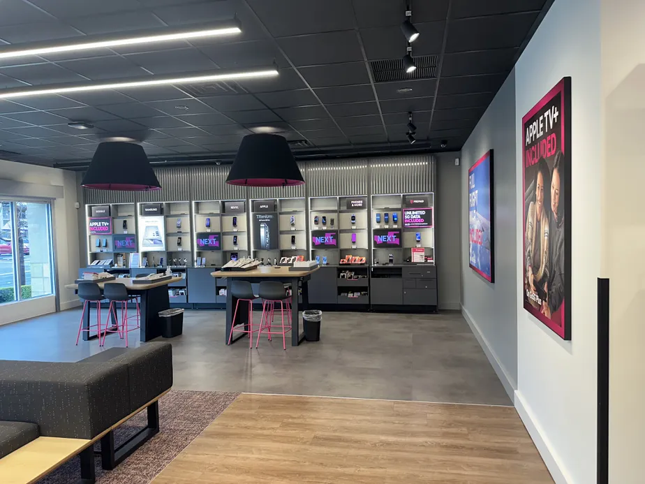 Foto del interior de la tienda T-Mobile en College Ave & Mendocino Ave, Santa Rosa, CA