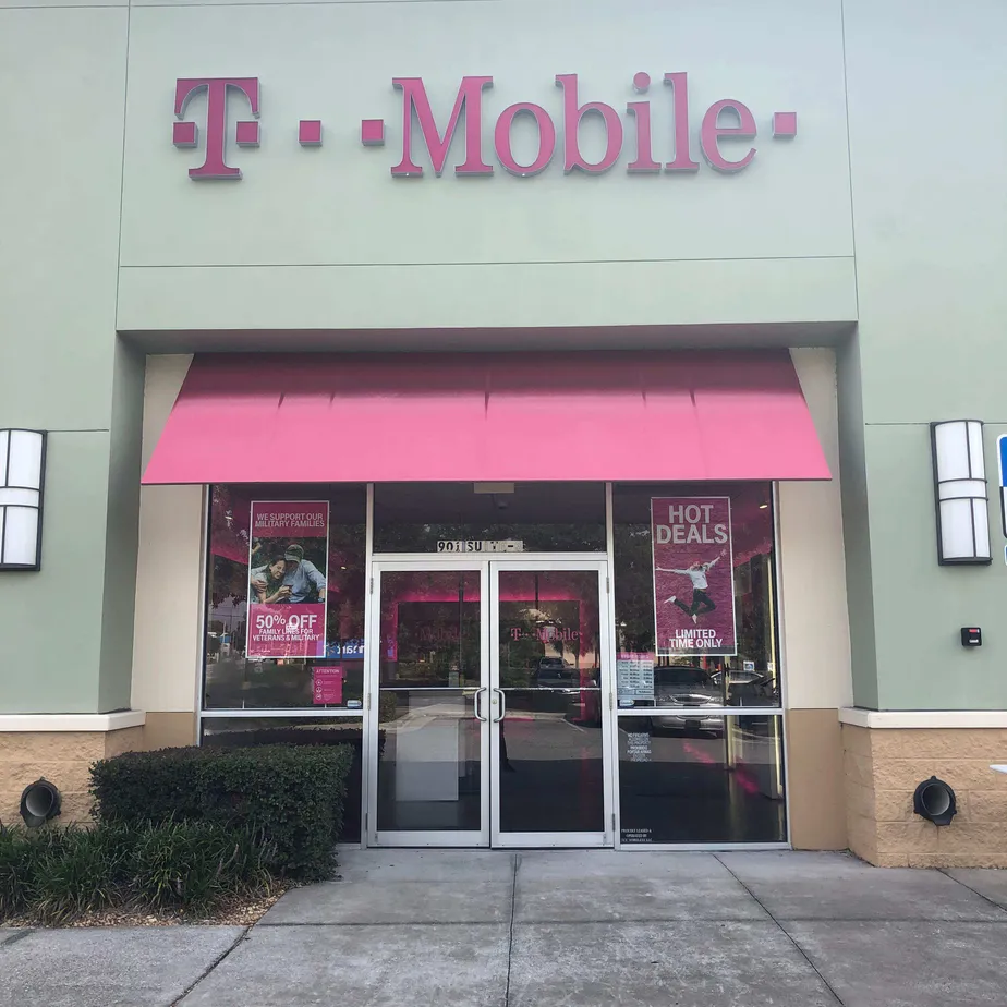 Exterior photo of T-Mobile store at Blanding Boulevard & Cleveland Road, Orange Park, FL