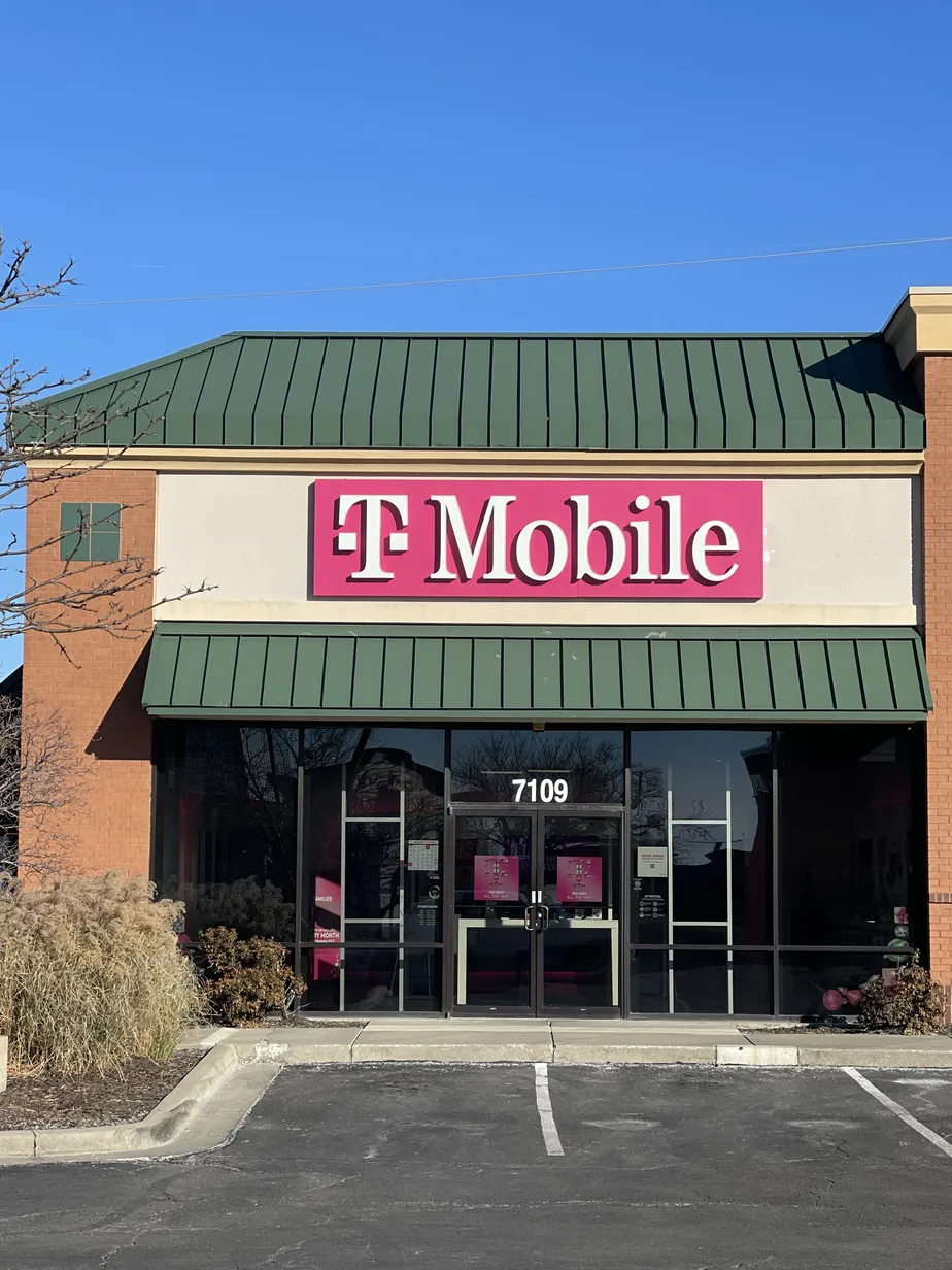 Exterior photo of T-Mobile Store at 91st & Metcalf, Overland Park, KS