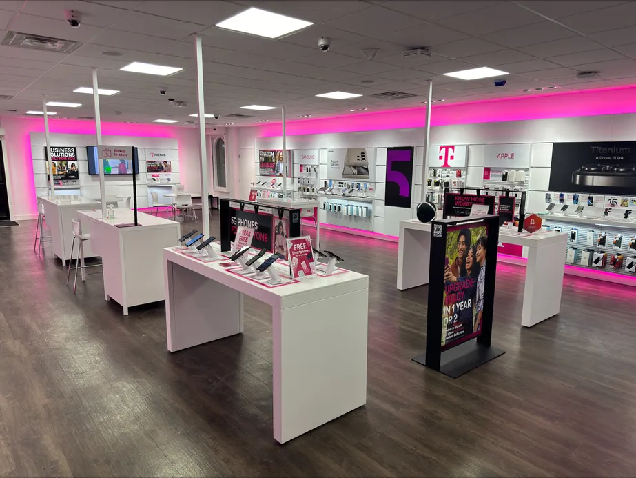 Foto del interior de la tienda T-Mobile en Greenbrook Shoppes, Indianapolis, IN