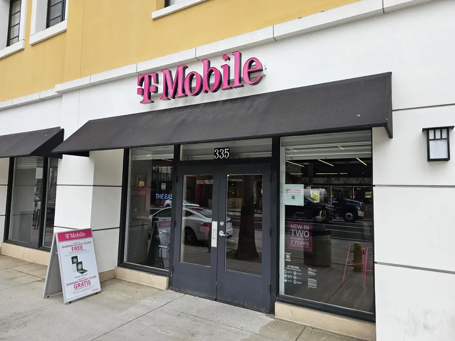 Foto del exterior de la tienda T-Mobile en Wilshire & 4th Street, Santa Monica, CA