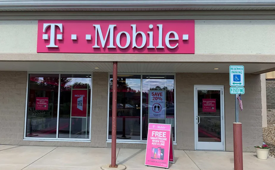 Exterior photo of T-Mobile store at Washington Rd & Elgin Ave, Washington, IL