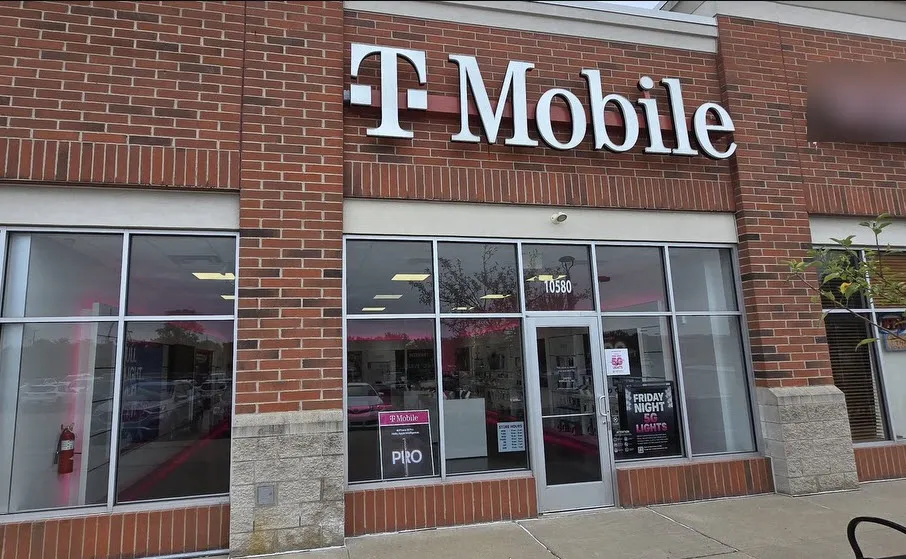  Exterior photo of T-Mobile Store at Highland Rd & Hartland Rd, Hartland, MI 