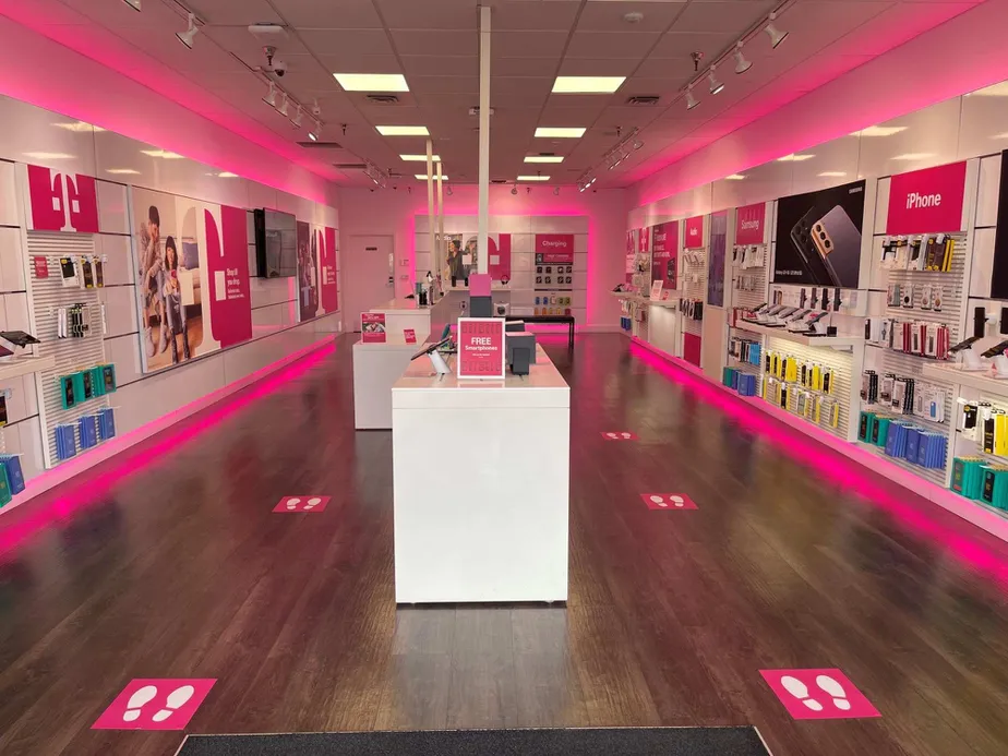 Foto del interior de la tienda T-Mobile en George Washington Way & McMurray St 2, Richland, WA