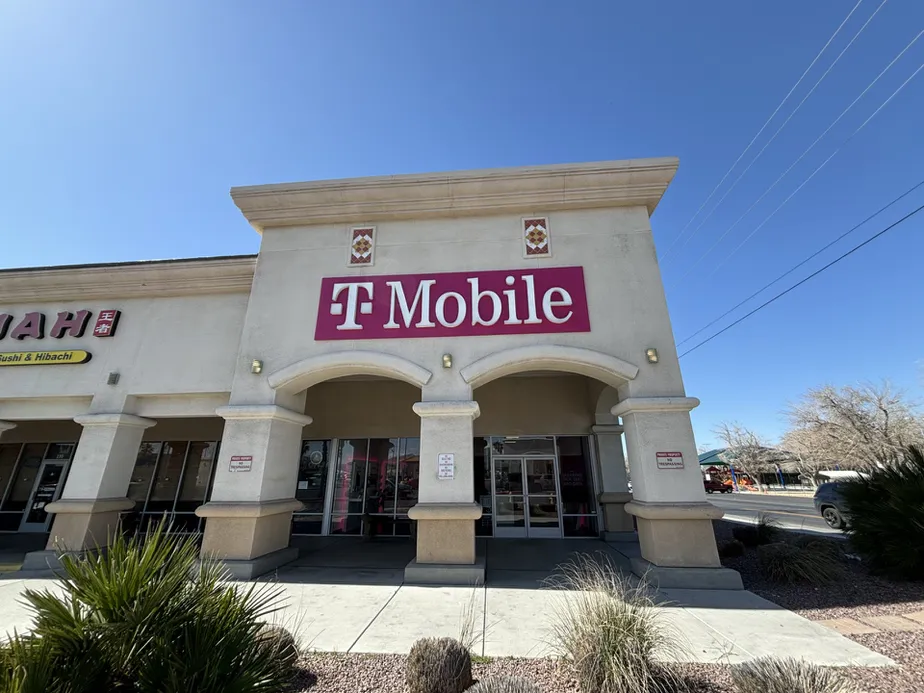 Foto del exterior de la tienda T-Mobile en Nevada & Basin, Pahrump, NV