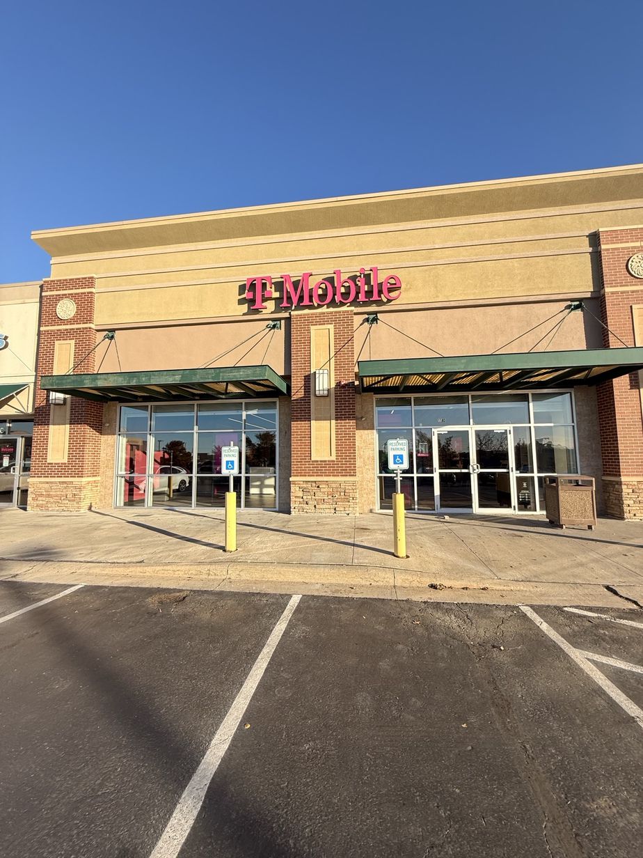  Exterior photo of T-Mobile Store at Liberty Triangle, Liberty, MO 