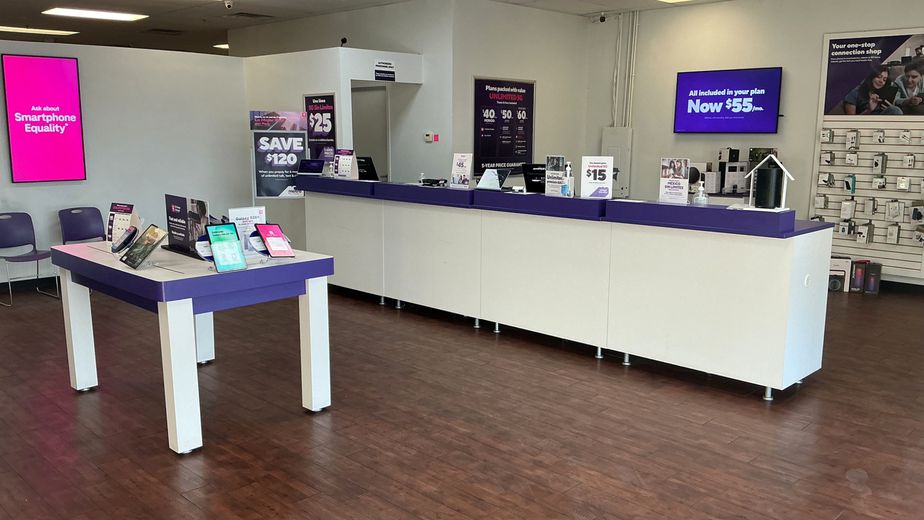 Metro by T-Mobile 4855 River Oaks Blvd - 4855 River Oaks Blvd 