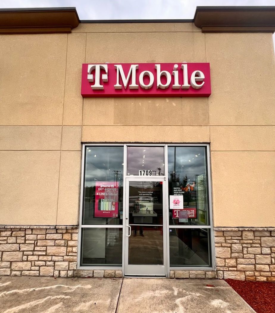 Exterior photo of T-Mobile Store at N Jackson St & Washburn Rd, Tullahoma, TN