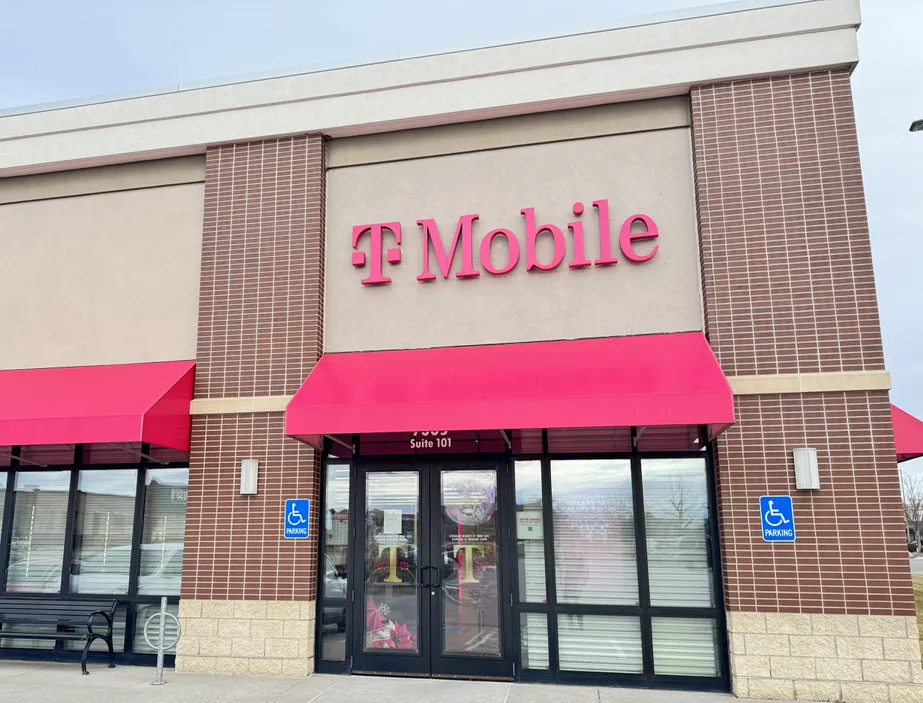 Foto del exterior de la tienda T-Mobile en Shadowlake Towne Center, Papillion, NE