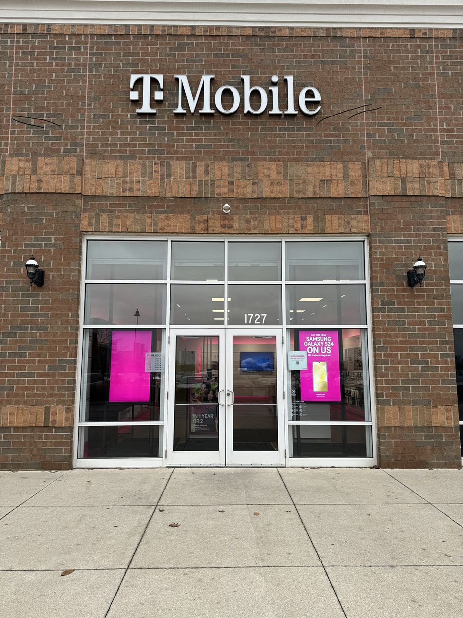 Exterior photo of T-Mobile Store at Stringtown Rd - Parkway Center, Grove City, OH
