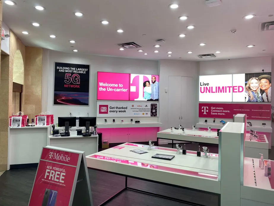 Foto del interior de la tienda T-Mobile en Boynton Beach Mall 7, Boynton Beach, FL