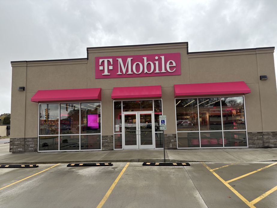 Exterior photo of T-Mobile Store at 12th St & Old US 50, Carlyle, IL