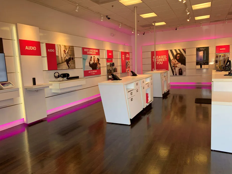Foto del interior de la tienda T-Mobile en Brokow & Oakland, San Jose, CA