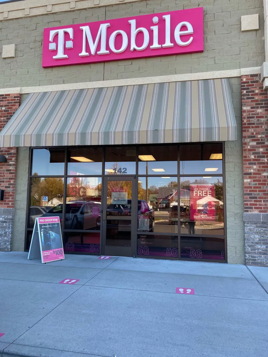 Exterior photo of T-Mobile store at Blue Lakes Blvd N & Addison Ave E, Twin Falls, ID