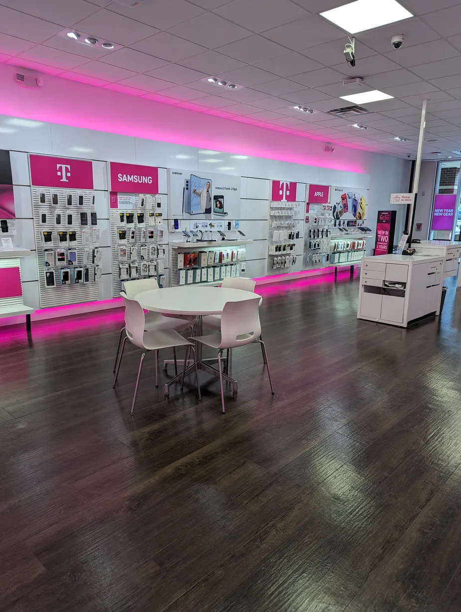 Foto del interior de la tienda T-Mobile en Hwy 6 & Riverstone, Missouri City, TX