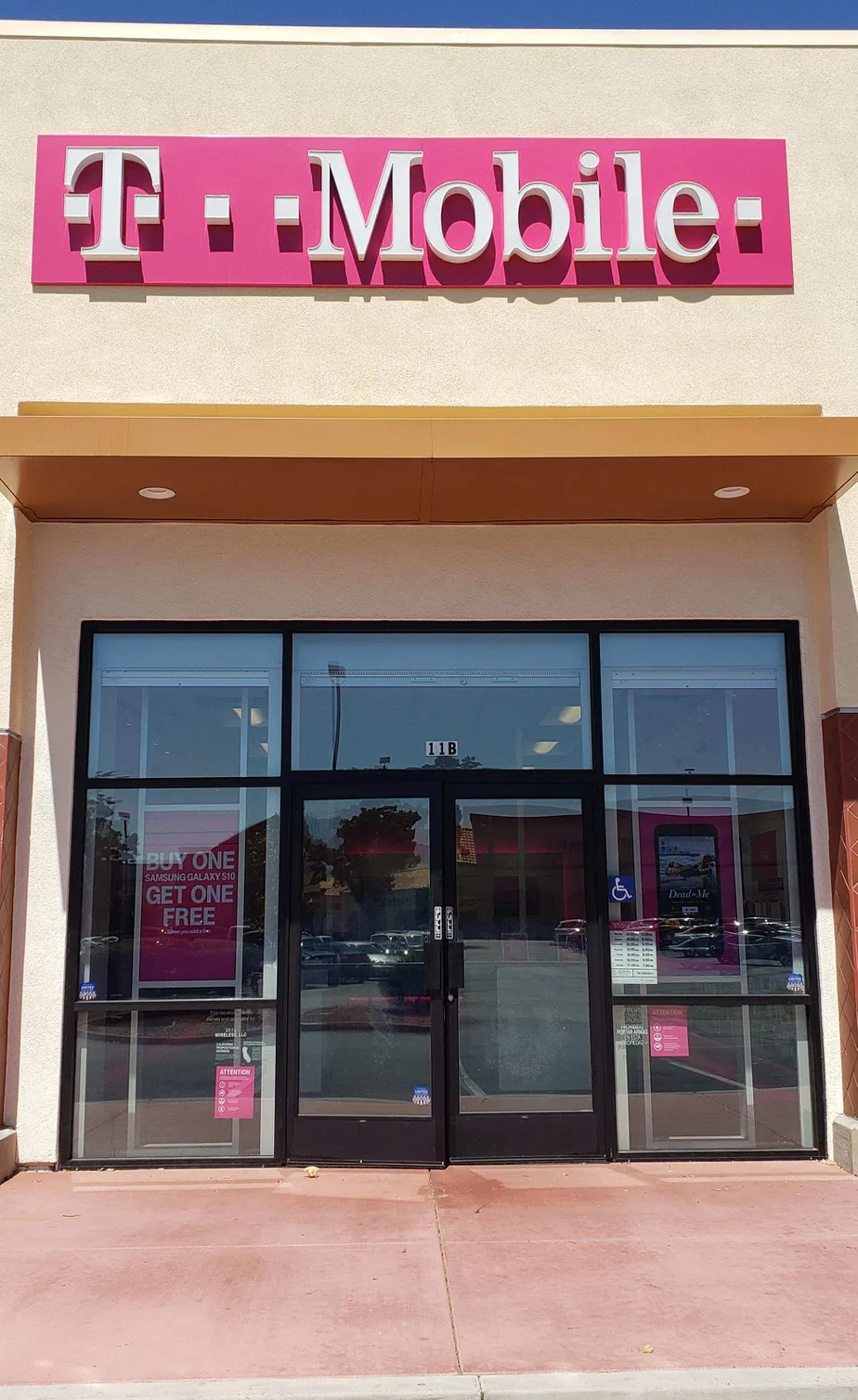 Exterior photo of T-Mobile store at Highland Springs & I-10, Banning, CA