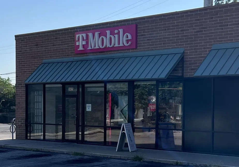  Exterior photo of T-Mobile Store at Broadway Blvd & Valentine Rd, Kansas City, MO 