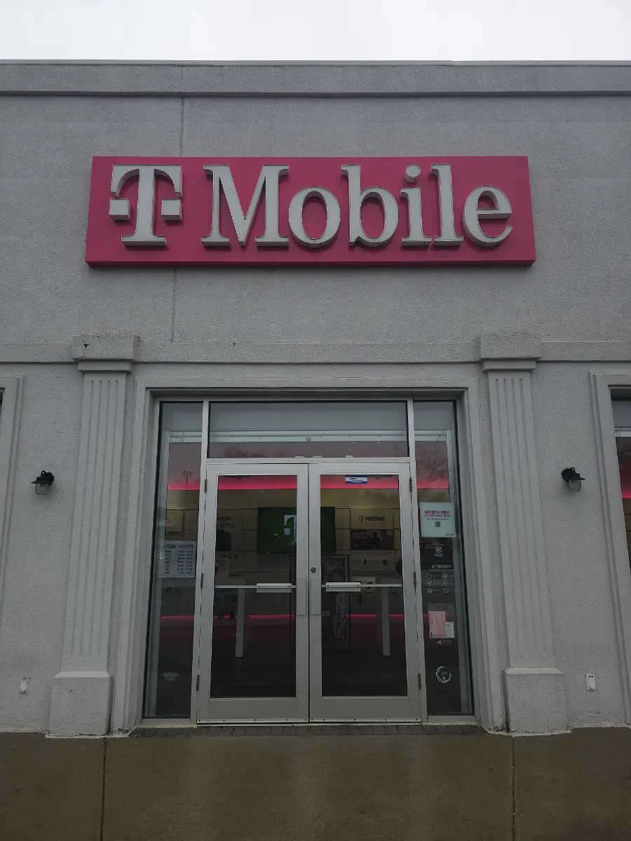 Foto del exterior de la tienda T-Mobile en Richmond Ave & Rockland Ave, Staten Island, NY