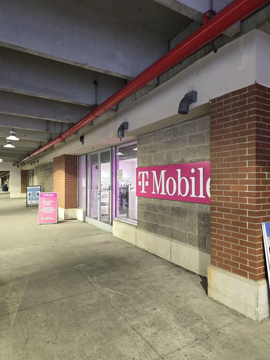 Foto del exterior de la tienda T-Mobile en Bronx Terminal Market, Bronx, NY