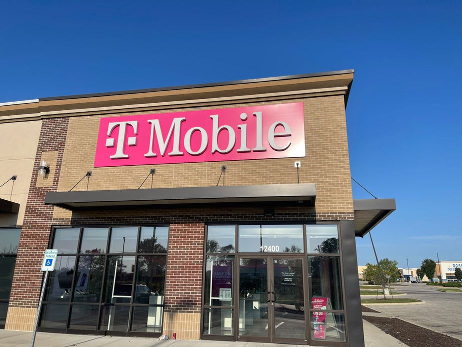 Exterior photo of T-Mobile Store at Route 71 & Blue Ridge, Grandview, MO