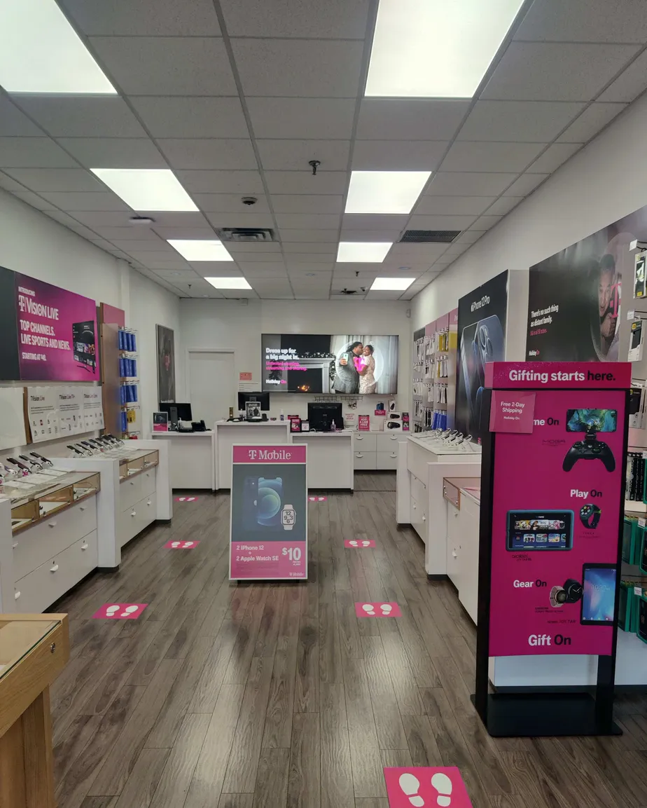 Foto del interior de la tienda T-Mobile en 14th Ave & 132nd St, College Point, NY