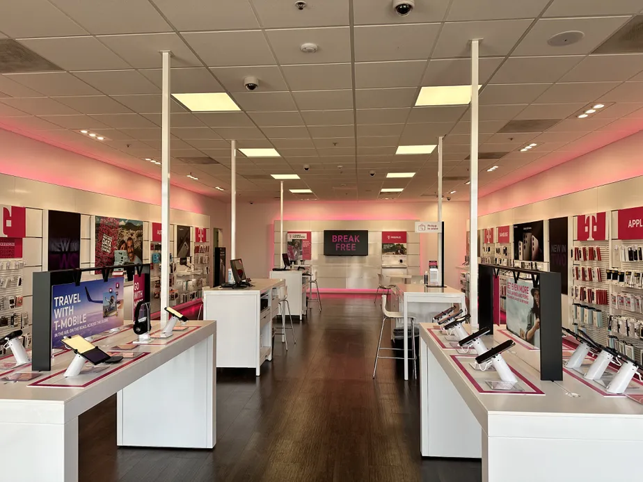 Foto del interior de la tienda T-Mobile en Truxel Rd & N Marketplace, Sacramento, CA