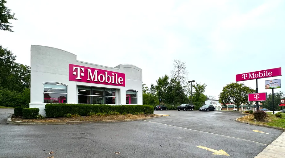 Exterior photo of T-Mobile Store at N Bluff Dr & University Ave, Fulton, MO