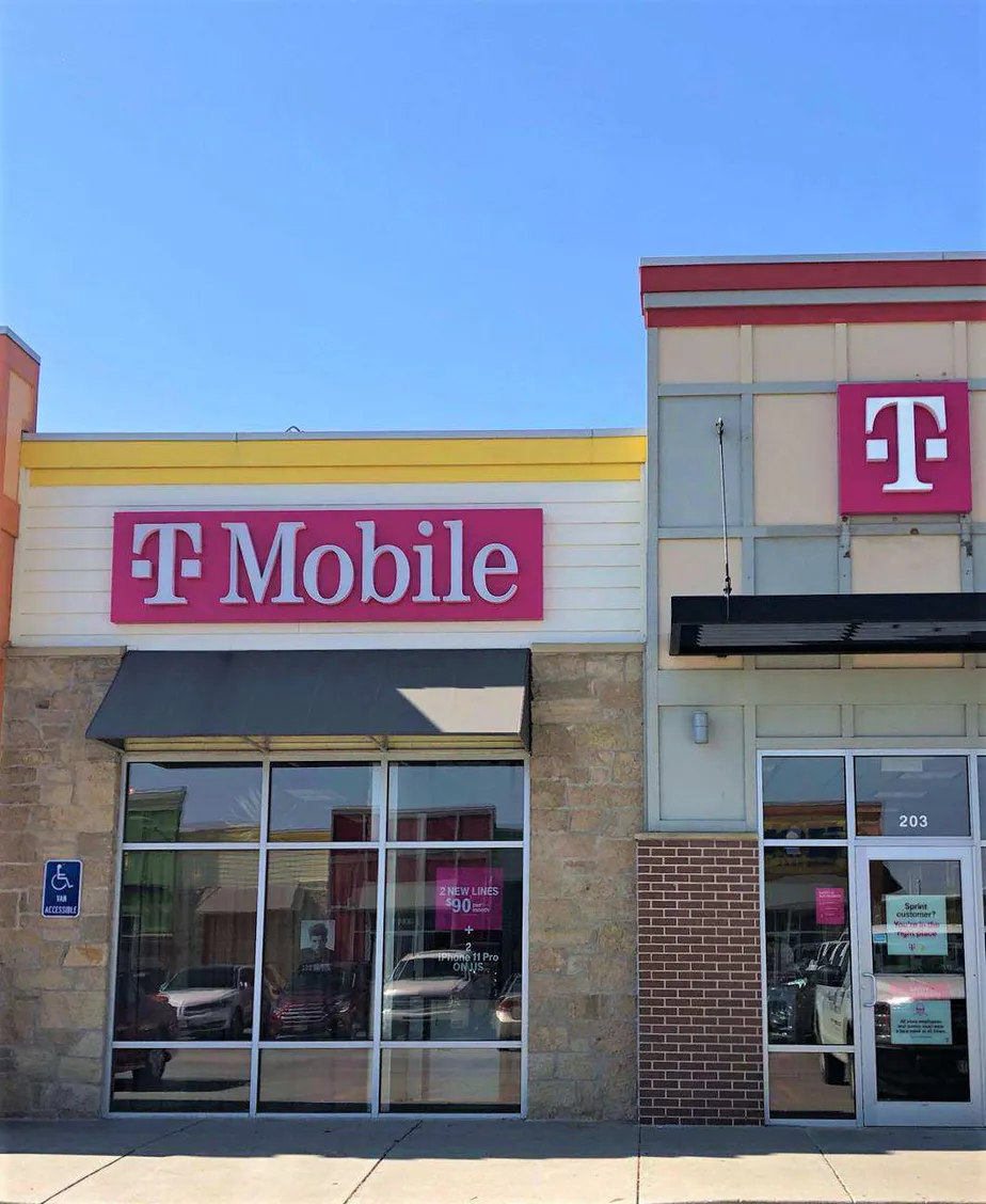 Exterior photo of T-Mobile store at King Ln & N 27th St, Lincoln, NE