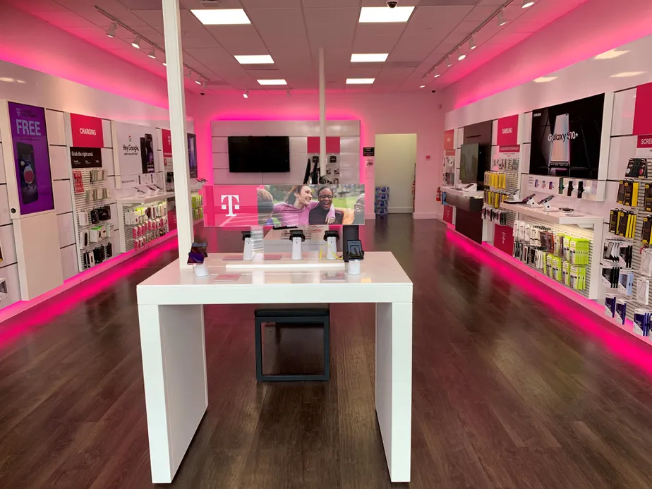 Foto del interior de la tienda T-Mobile en Center Drive & Wilmington Drive, Dupont, WA