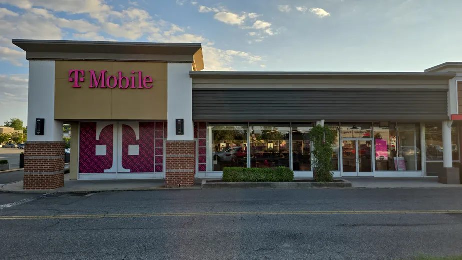  Exterior photo of T-Mobile Store at The Shops at Willow Lawn, Richmond, VA 