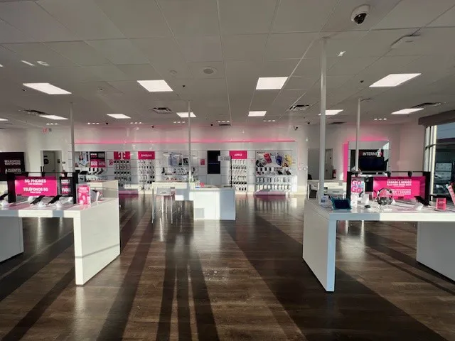 Foto del interior de la tienda T-Mobile en 91 Freeway & Mckinley St, Corona, CA