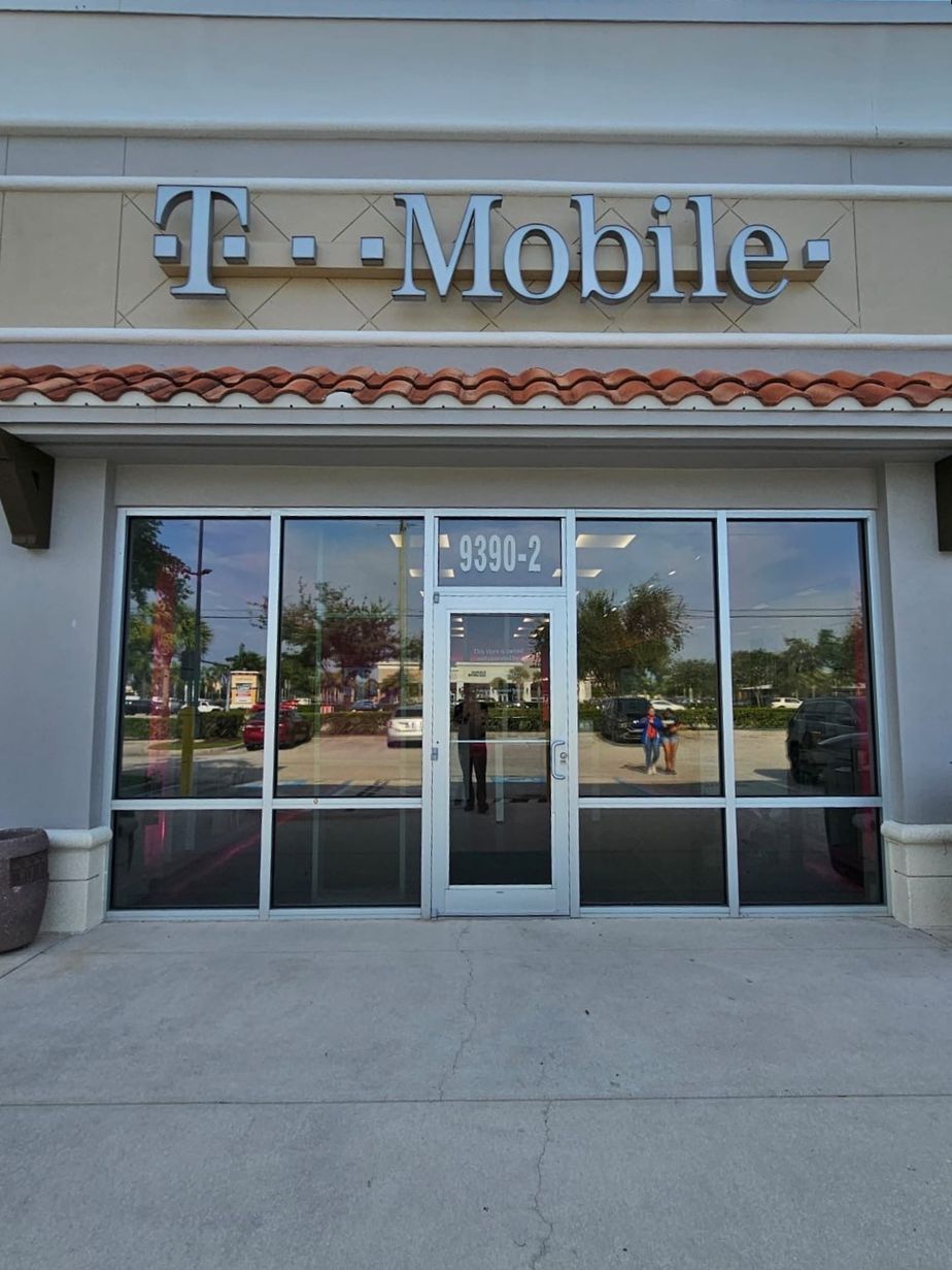 Exterior photo of T-Mobile Store at Cypress Woods, Fort Myers, FL