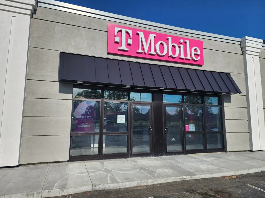 Foto del exterior de la tienda T-Mobile en Raintree Rd & Adams St, Mankato, MN