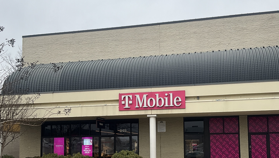 Foto del exterior de la tienda T-Mobile en Laurel Shopping Center, Laurel, MD