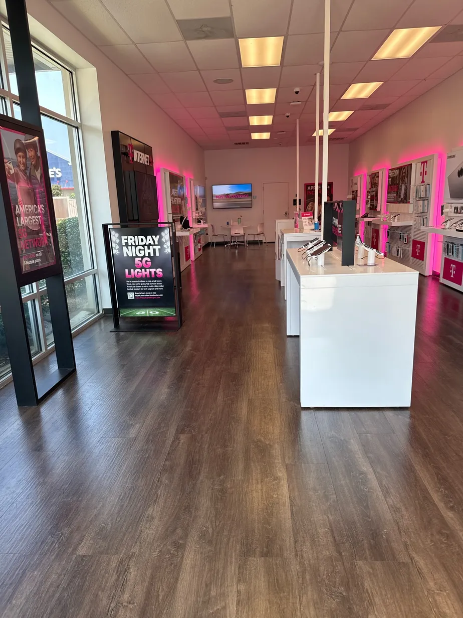  Interior photo of T-Mobile Store at E Cnty Line Rd & Ridgewood Rd, Ridgeland, MS 