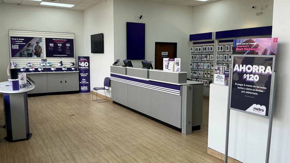 Metro by T-Mobile 2950 NE 28th St - 2950 NE 28th St 